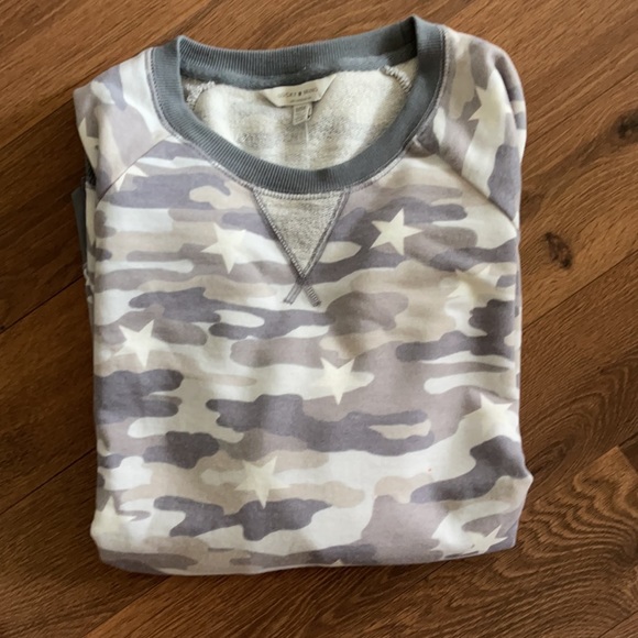 🆕 Lucky Brand Camo and Stars Grey Sweatshirt - Picture 7 of 7